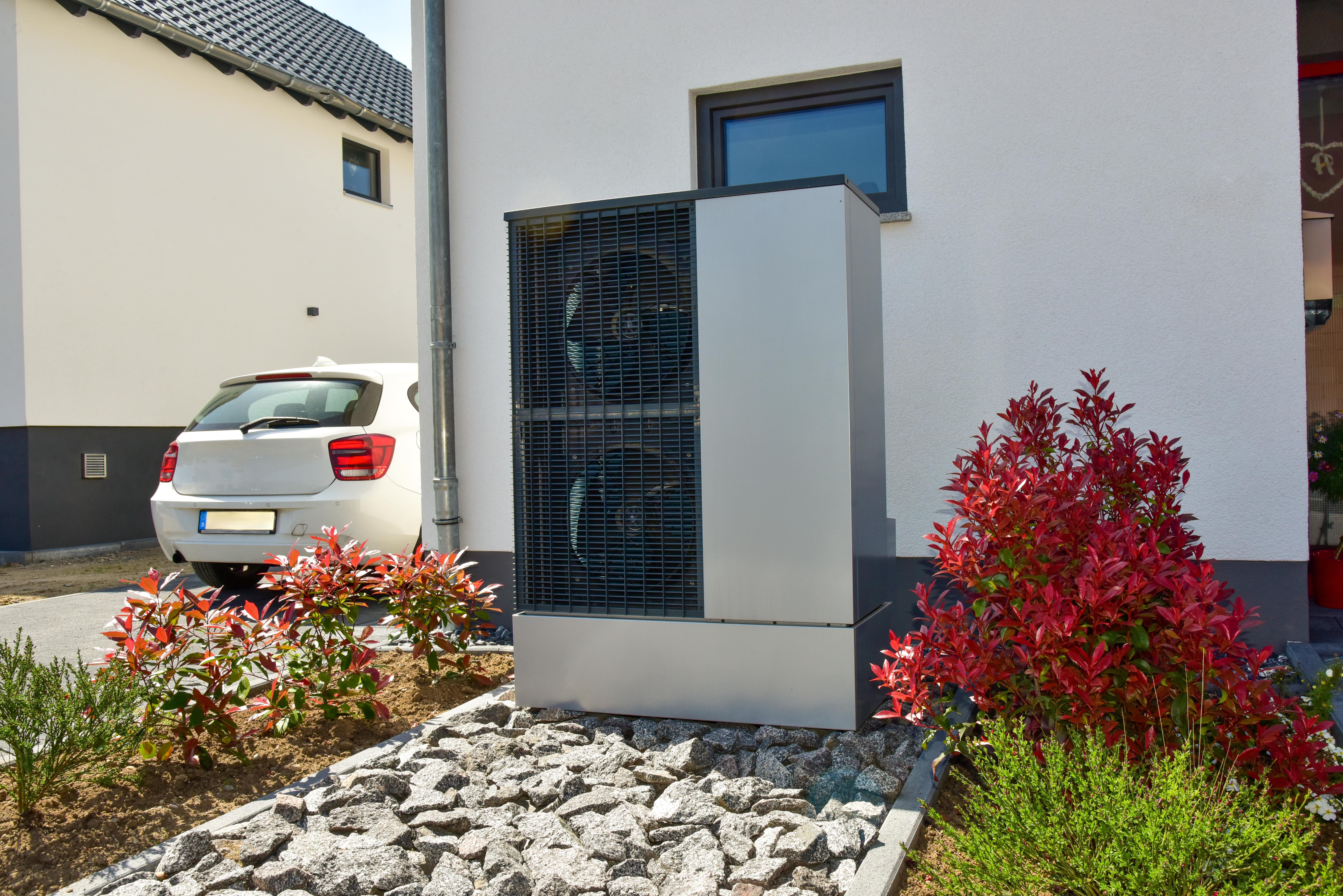 Wärmepumpe vor dem Haus