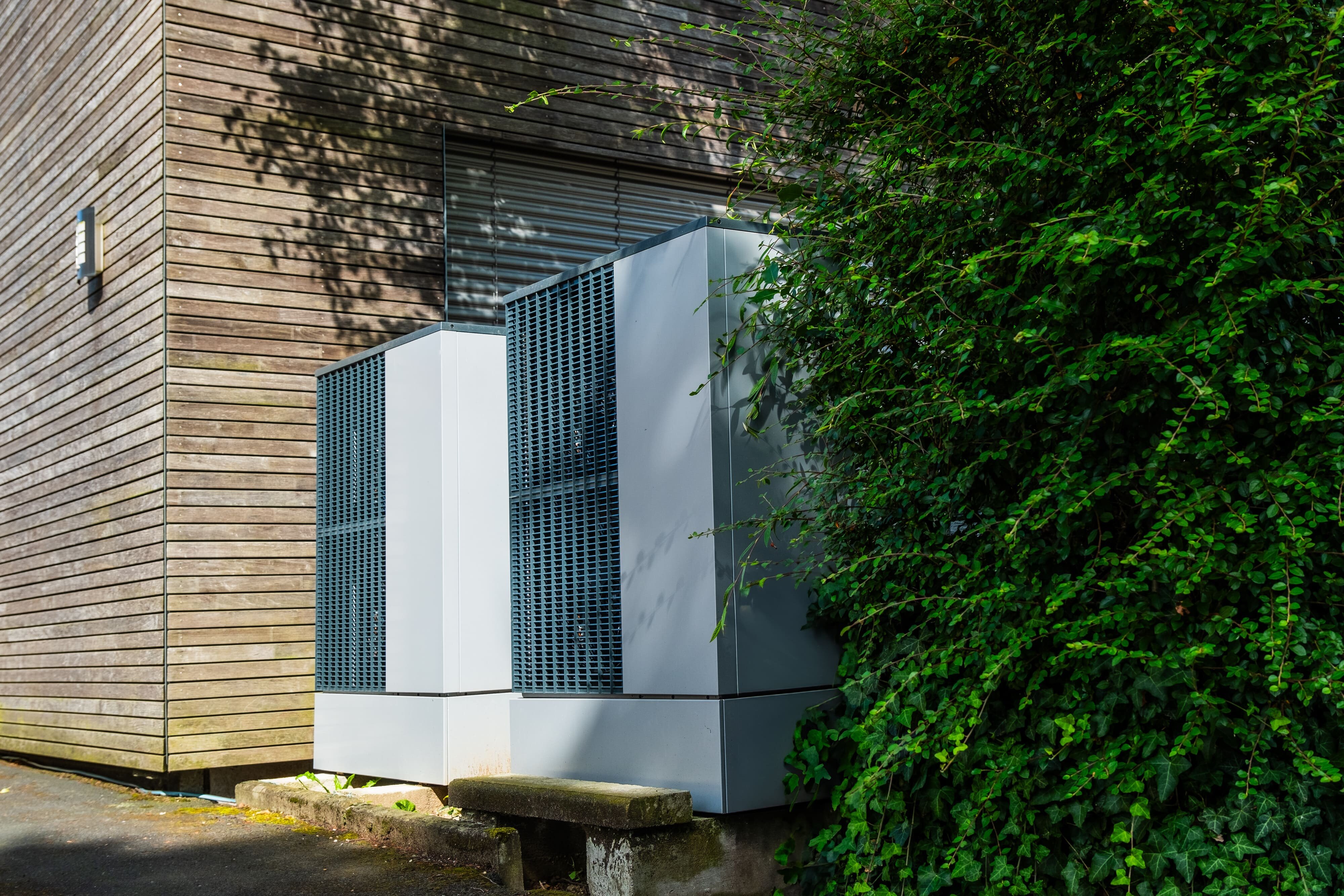 Wärmepumpen vor einem Haus